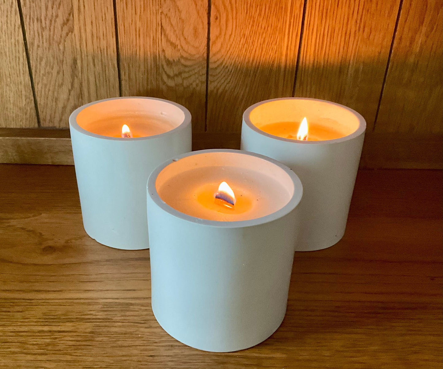White Stone Cast Scented Soy Wax Candles with Crackling Wooden Wick  | Burn-time up to 45 hours | Eco-friendly