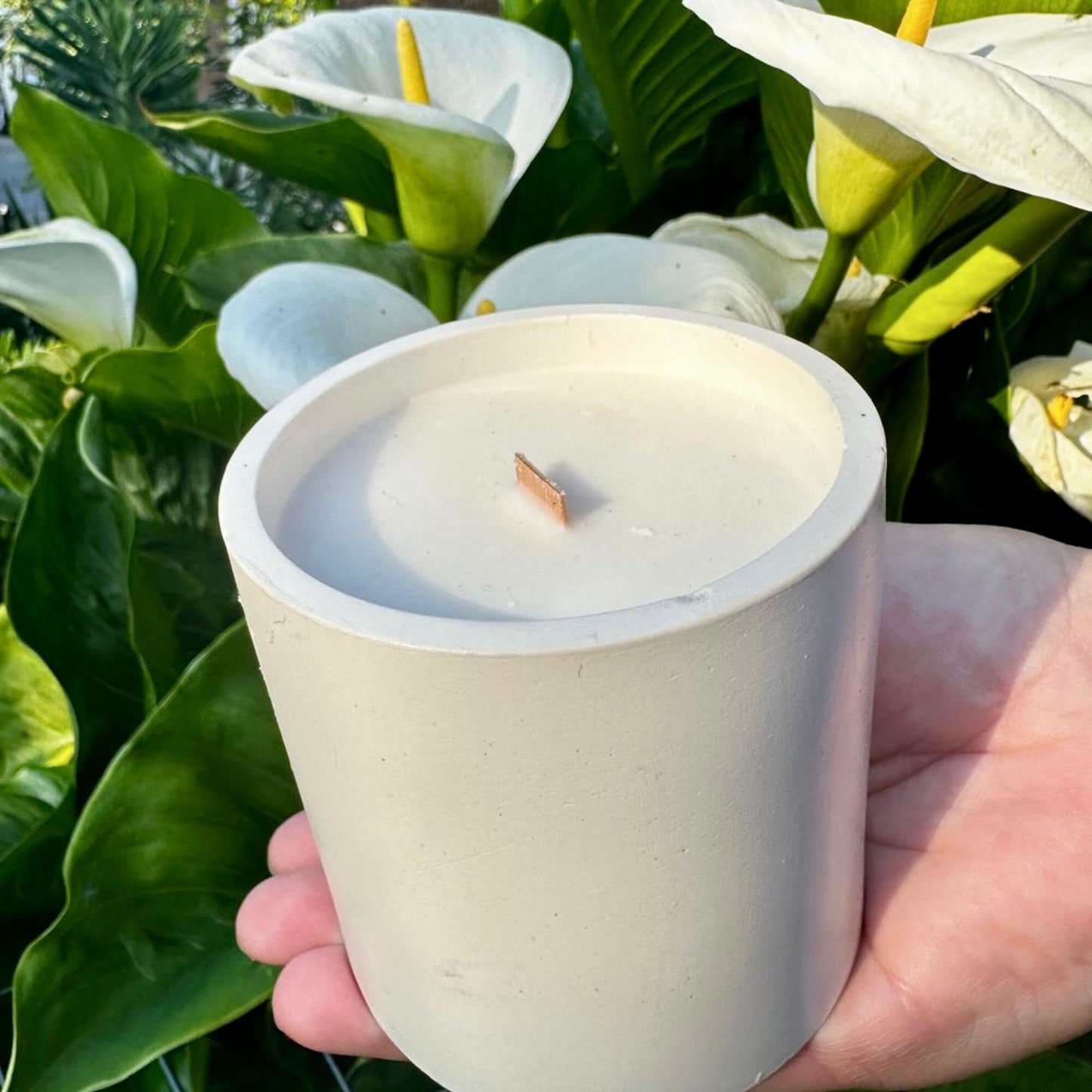 White Stone Cast Scented Soy Wax Candles with Crackling Wooden Wick  | Burn-time up to 45 hours | Eco-friendly